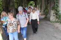 spacer pod pergolą