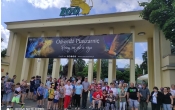 Uczestnicy SDS w Milaczewie przed glownym wejsciem do ZOO we Wroclawiu