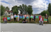 Uczestnicy ŚDS w Miłaczewie na plenerze malarskim wraz ze swoimi pracami