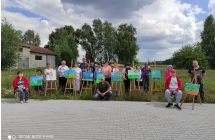 Uczestnicy ŚDS w Miłaczewie na plenerze malarskim wraz ze swoimi pracami