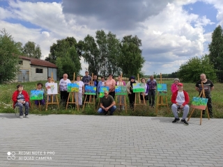 Uczestnicy ŚDS w Miłaczewie na plenerze malarskim wraz ze swoimi pracami