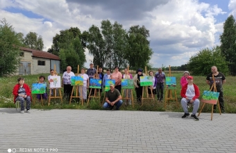 Uczestnicy ŚDS w Miłaczewie na plenerze malarskim wraz ze swoimi pracami
