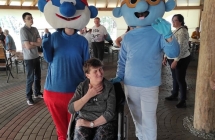 Uczestnik ŚDS w Miłaczewie razem z maskotkami na pikniku  WTZ  Turek w Zajeździe Staropolskim